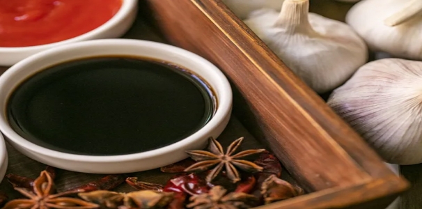 酱油的选择：从种类、国家标准到健康选择的全面指南